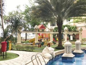 un complejo con parque acuático y parque infantil en Ravarine Suite Apartment, en Yakarta