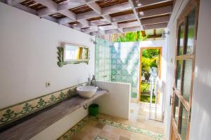 La salle de bains est pourvue d'un lavabo et d'une fenêtre. dans l'établissement Lata Lama, à Lovina