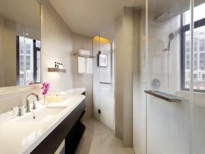 حمام في Golden Tulip New Asia Hotel The Bund Shanghai