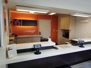 an office with a reception counter with at Motel 6-Normal, IL - Bloomington Area in Cardinal Court