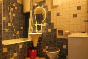 un baño con inodoro, lavabo y espejo en Apartment Veseli, en Split 17 fotos más
