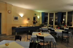 a dining room with tables and chairs in a restaurant at Pensjonat Lazur in Mielno