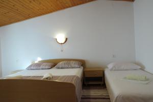 due letti uno accanto all'altro in una stanza di Terrace apartment Beba - Pag a Pag