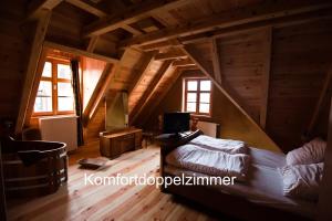 Postel nebo postele na pokoji v ubytování Exempel Schlafstuben und Quartier Langer Hals