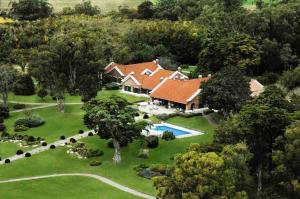 an aerial view of a house with a swimming pool at Estancia La Estrella in Napaleofú