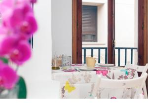 トレドにあるApartamentos Rey Moroのテーブルと椅子、ピンクの花