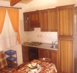 une petite cuisine avec une table et un évier dans l'établissement Casa Stella, à Alghero