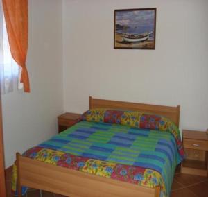 une chambre avec un lit et un tableau au mur dans l'établissement Casa Stella, à Alghero