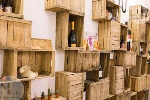 Ein Haufen Holzkisten mit Weinflaschen an einer Wand in der Unterkunft Spazio42 in Pian Camuno