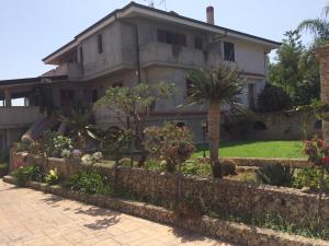 a house with a garden in front of it at Villa Scalea in Santa Domenica