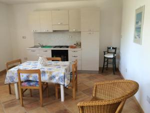a kitchen and dining room with a table and chairs at Villa Scalea in Santa Domenica