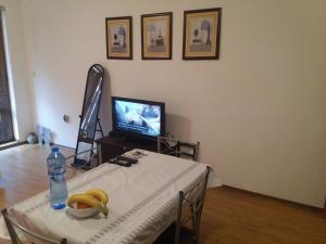 una sala de estar con una mesa con un plátano. en Studio Lazur en Burgas