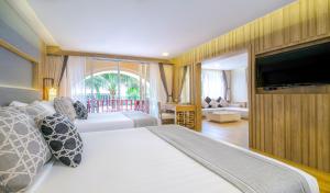 Кровать или кровати в номере Phuket Graceland Resort and Spa