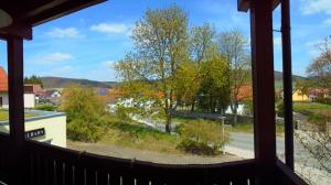 uma vista da janela de uma casa em Hotel & Restaurant am Rosenhügel em Jüchsen