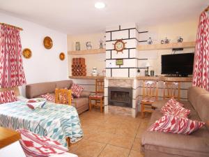 Una sala de estar con un sofá y una chimenea. en Villa López, en Santanyí
