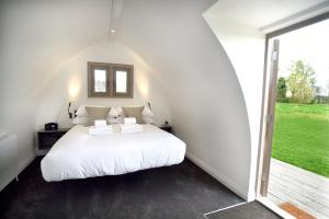 Tuddenham Mill Luxury Hotel客房内的一张或多张床位