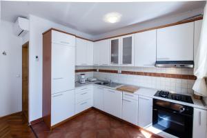 Kuchyň nebo kuchyňský kout v ubytování Apartments Maris