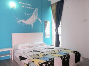 ein Schlafzimmer mit einem Bett mit einem an der Wand gemalten Vogel in der Unterkunft MILU Homestay - Kuala Selangor in Kuala Selangor