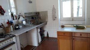 uma cozinha com um lavatório e um fogão forno superior em Trekking in paradise B&B em Santa Margherita Ligure