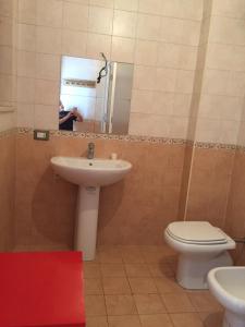 ナポリにあるCasa Vivaのバスルーム(洗面台、トイレ、鏡付)