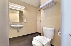 Ένα μπάνιο στο Whiz Prime Hotel Sudirman Cilacap