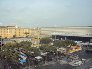 ローマにあるLHP Suite Roma Terminiの大きな建物と駐車場のある市