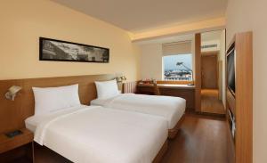 哥印拜陀ibis Coimbatore City Centre - An Accor Brand的有两张床和一扇窗户的酒店房间 更多37张照片
