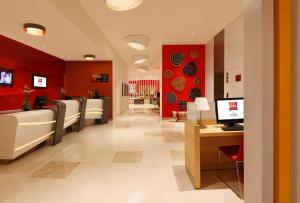 ibis Coimbatore City Centre - An Accor Brand的电视和/或娱乐中心
