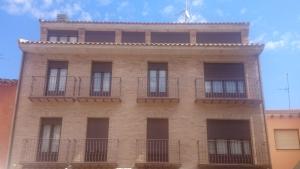 un edificio alto con balcones a un lado. en El Rincon del Moncayo, en Vera de Moncayo