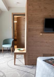 Cette chambre comprend un lit, une table et une chaise. dans l'établissement Gasthof Zufriedenheit, à Naumbourg