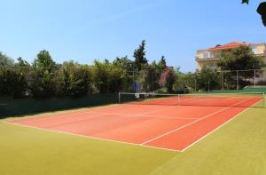 Thassos Hotel tesisi ve yakınında tenis ve/veya squash olanakları