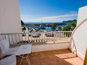 balkon z widokiem na przystań w obiekcie Hostal Cala Ratjada w Cala Ratjada