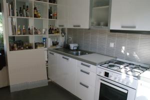 Virtuvė arba virtuvėlė apgyvendinimo įstaigoje Spathies Maris
