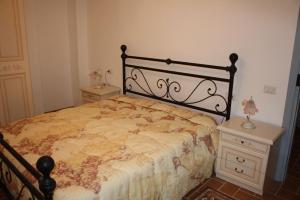 a bedroom with a bed and a nightstand with a bed sidx sidx sidx sidx at Casale delle Querce in Orvieto