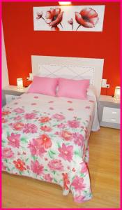 フィニステレにあるApartamento Paseo del Puerto 2のベッドルーム1室(ピンクの枕が付いたベッド1台付)