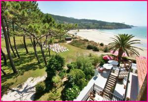 een luchtfoto van een strand met stoelen en parasols bij Apartamento Paseo del Puerto 2 in Finisterre