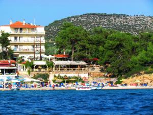 ペフカリにあるThassos Hotelのホテルとリゾートのあるビーチの景色を望めます。