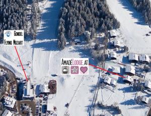 una vista aérea de un complejo de apartamentos en la nieve en AmadéLodge, en Wagrain