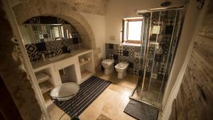 une salle de bain avec douche et toilettes dans l'établissement B&B Trulli Mansio, à Alberobello