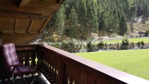 fotel bujany na werandzie z widokiem na pole w obiekcie Gasperlerhof w Neustift im Stubaital +3 zdjęcia