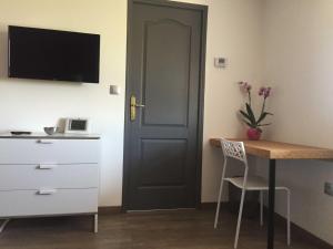 TV a/nebo společenská místnost v ubytování La Ferme du Bonheur