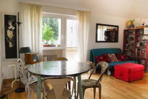 salon ze stołem i kanapą w obiekcie A Casa di Lola w mieście Ascoli Piceno +37 zdjęć