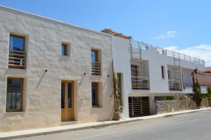 a white building on the side of a street at Sempreverde Atelier B&B in Punta Secca