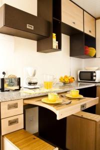 a kitchen with a counter with two plates on it at Quinta Dos Amarelos no Meco in Aldeia do Meco