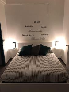 ローマにあるInterno 2のベッドルーム1室(ベッド1台、ライト2つ付)