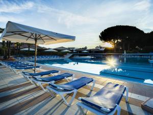 Bazén v ubytování Garden Toscana Resort nebo v jeho okolí