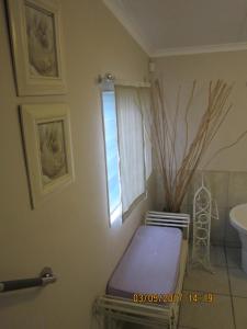 - une salle de bains avec un matelas à côté d'une fenêtre et un lavabo dans l'établissement Twilight Cottage, à Plettenberg Bay 45 autres photos