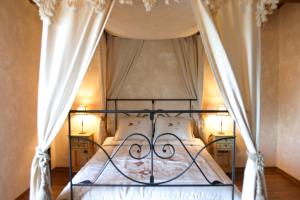 1 dormitorio con 1 cama con dosel y 2 lámparas en Complejo Rural El Marañal, en Caspueñas