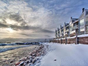 a row of houses on a beach with the ocean at Bluefin Bay on Lake Superior in Tofte