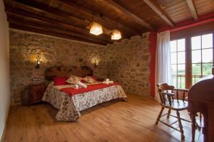 Tempat tidur dalam kamar di El Conventu del Asturcon